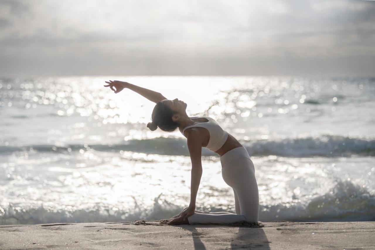 Centara Reserve Samui Strand von Chaweng Exterior foto A woman practicing yoga