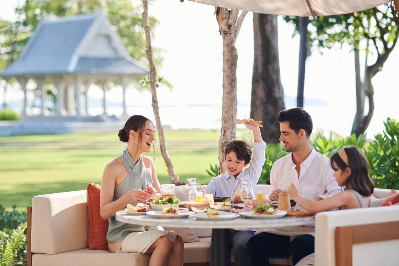 Centara Reserve Samui Strand von Chaweng Exterior foto Family dining at the beach